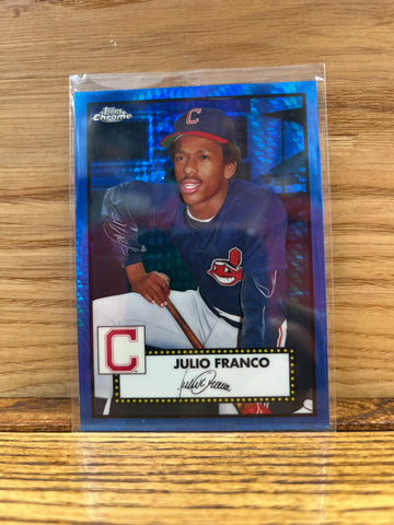 Julio Franco(2021) Topps #594 Blue Prismatic